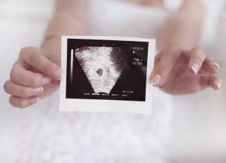 Bør man kunne se hjertet slå til en scanning i uge 6