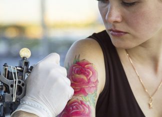 Er det farligt at få en tatovering mens man er gravid?