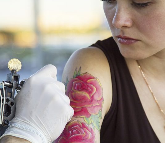 Er det farligt at få en tatovering mens man er gravid? Er det farligt at få en tatovering mens man er gravid?