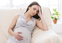 Er det normalt at baby er så aktiv i maven i 33. uge i graviditeten?