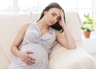 Er det normalt at baby er så aktiv i maven i 33. uge i graviditeten?