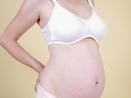 Er det normalt at der kommer væske ud af brysterne i graviditeten? Er det normalt at der kommer væske ud af brysterne når man er gravid i uge 15