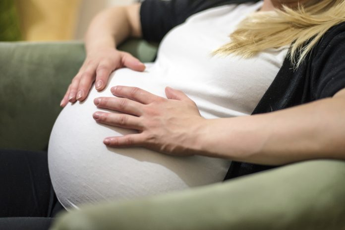er-det-okay-at-have-stikkende-smerter-rundt-om-maven-som-gravid_51736614 Gravid i uge 25 og er begyndt at have stikkende smerter rundt om maven