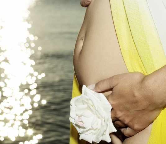Gravid i uge 16+0, maven buler kun lidt ud langt nede og til højre, er det normalt?