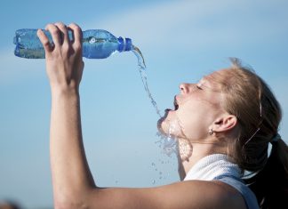 Gravid i uge 8 og er tørstig hele tiden. Er det normalt?