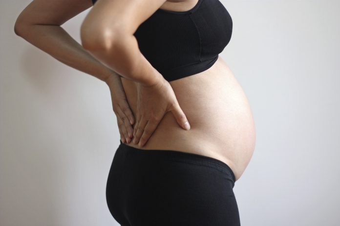 gravid-med-smerter-i-laenden-i-uge-20-er-det-baekkenloesning_58635726 Pludselige lændesmerter i graviditetens uge 20. Er det bækkenløsning?