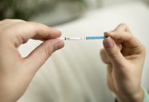 Kan jeg være gravid udenfor livmoderen? Graviditetstestene er lidt positive?