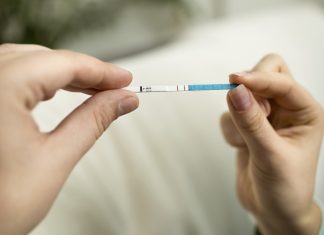 Kan jeg være gravid udenfor livmoderen? Graviditetstestene er lidt positive?