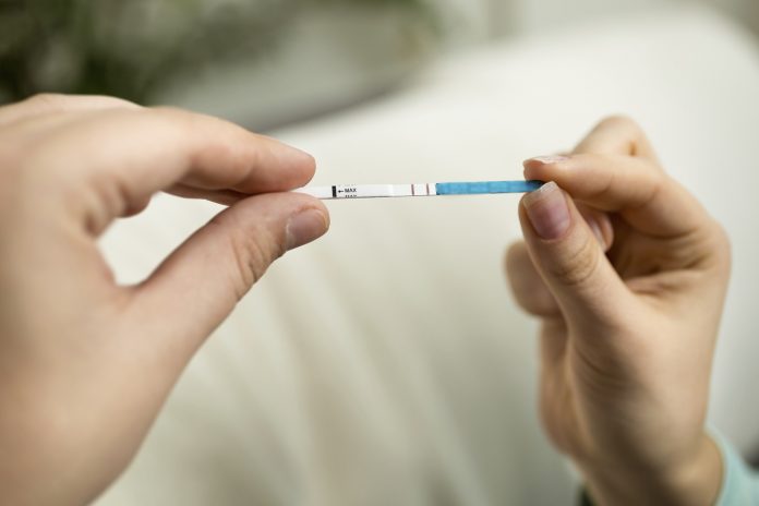 graviditetstestene-er-lidt-positive-kan-jeg-vaere-gravid-udenfor-livmoderen_68400915 Kan jeg være gravid udenfor livmoderen? Graviditetstestene er lidt positive?