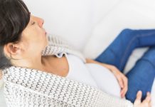 Hvor kraftige slag i maven skal der til når man er gravid, før det kan skade barnet?