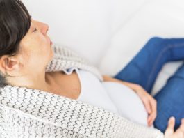 Hvor kraftige kan slag i maven være når man er gravid, før de skader? Hvor kraftige slag i maven skal der til når man er gravid, før det kan skade barnet?