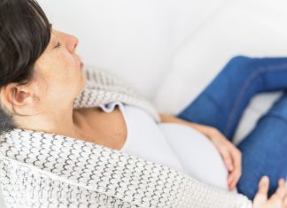 Hvor kraftige slag i maven skal der til når man er gravid, før det kan skade barnet?