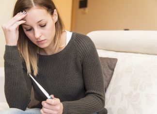 Hvordan ved man at man er gravid? Hvornår begynder man at kaste op?