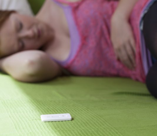 Jeg har kun brunt/sort blødning ved mensturation. Kan jeg være gravid?