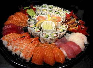 Kan du fortælle mig om gravide må spise sushi og skaldyr?