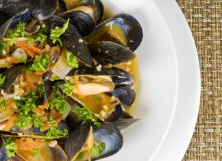 Må jeg spise muslinger, frisk mozzarella, flødeost og røget laks når jeg er gravid?