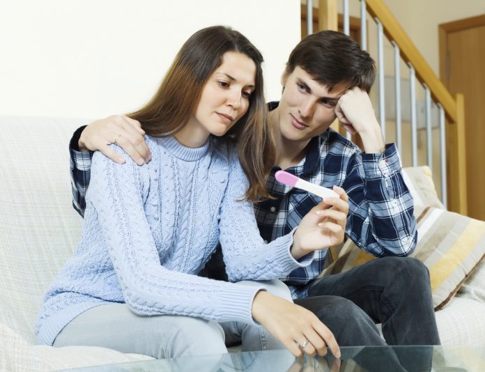 min-kaereste-har-symptomer-som-traethed-og-kvalme-er-hun-gravid_44435780 Min kæreste har symptomer som træthed og kvalme. Er hun gravid?
